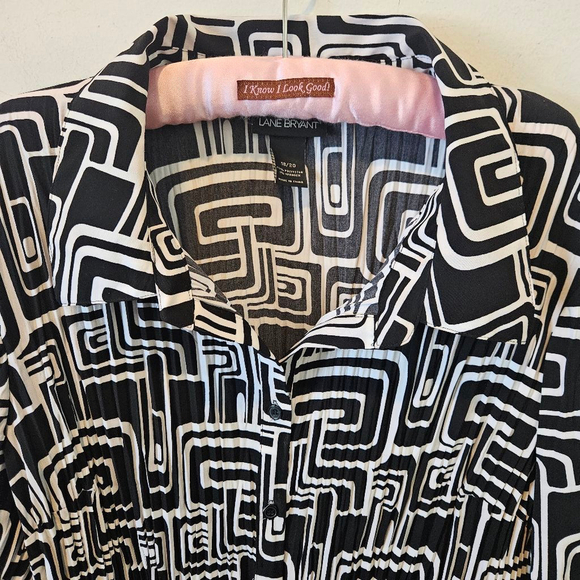 Women's Lane Bryant Abstract Accordian Pleated Blouse, Size 18/20, Black & White - Picture 4 of 6